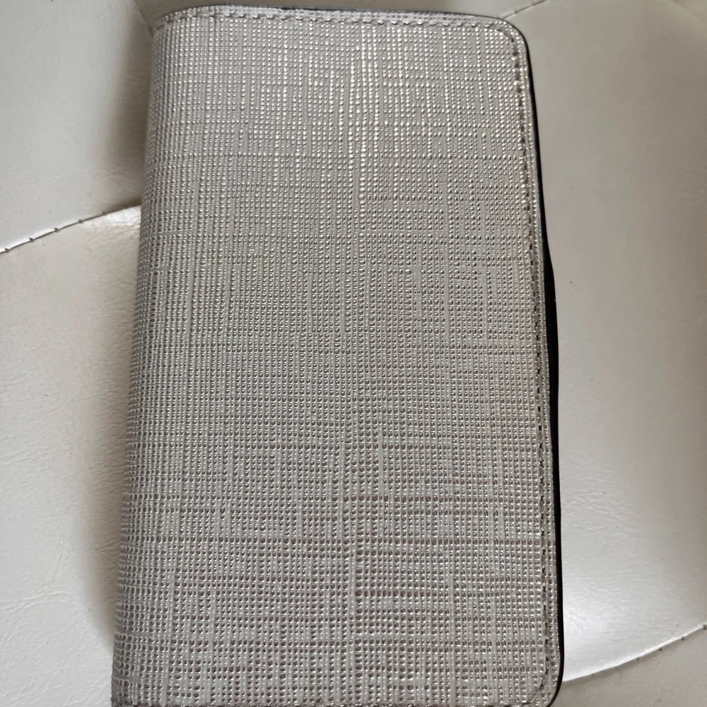 Henri Bendel saffiano leather white and gold wallet - Picture 3 of 3